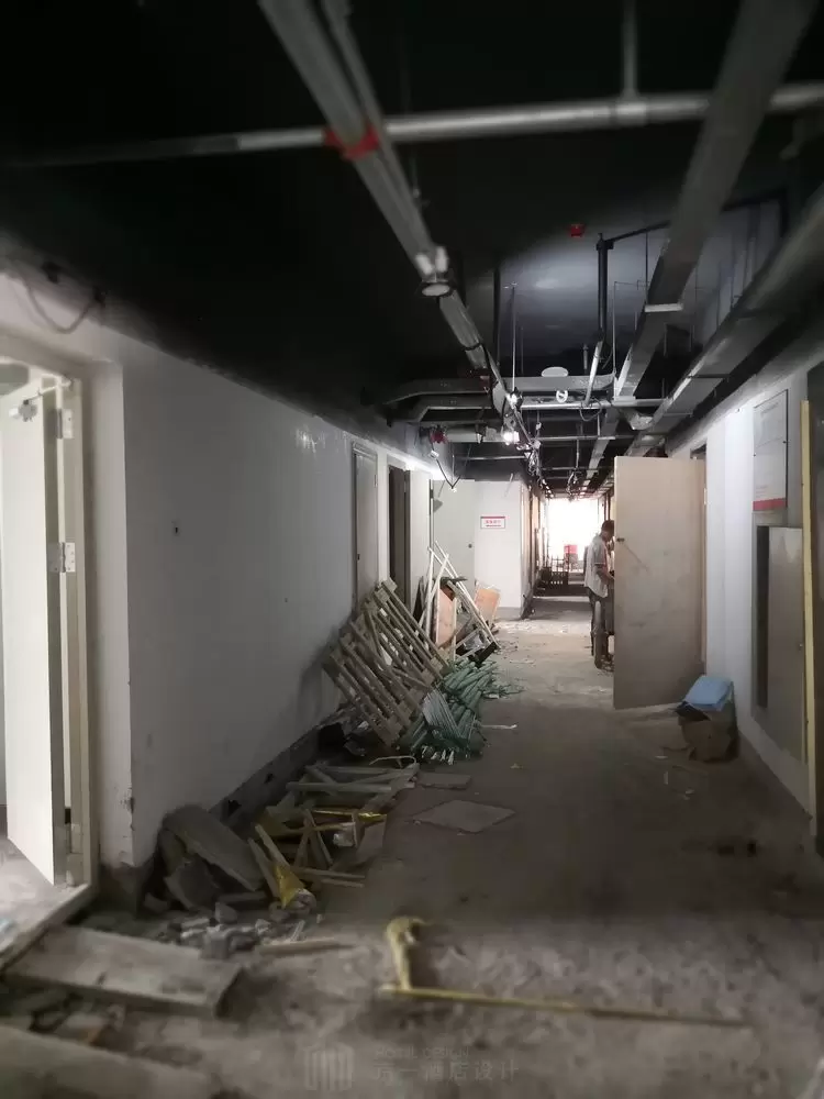 酒店走廊装修施工现场图片